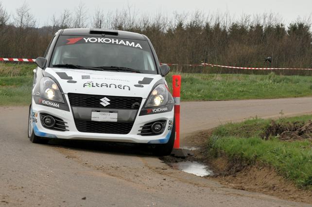 Kasper Nyman og Dan Johannsen kører til kanten for at komme hurtigst muligt gennem hastighedsprøverne i BCA mini Rally lørdag den 12. april. Resultatet blev en andenplads i klassen – godkendt efter 3 års pause fra rally
(Foto: Rallypics.dk)